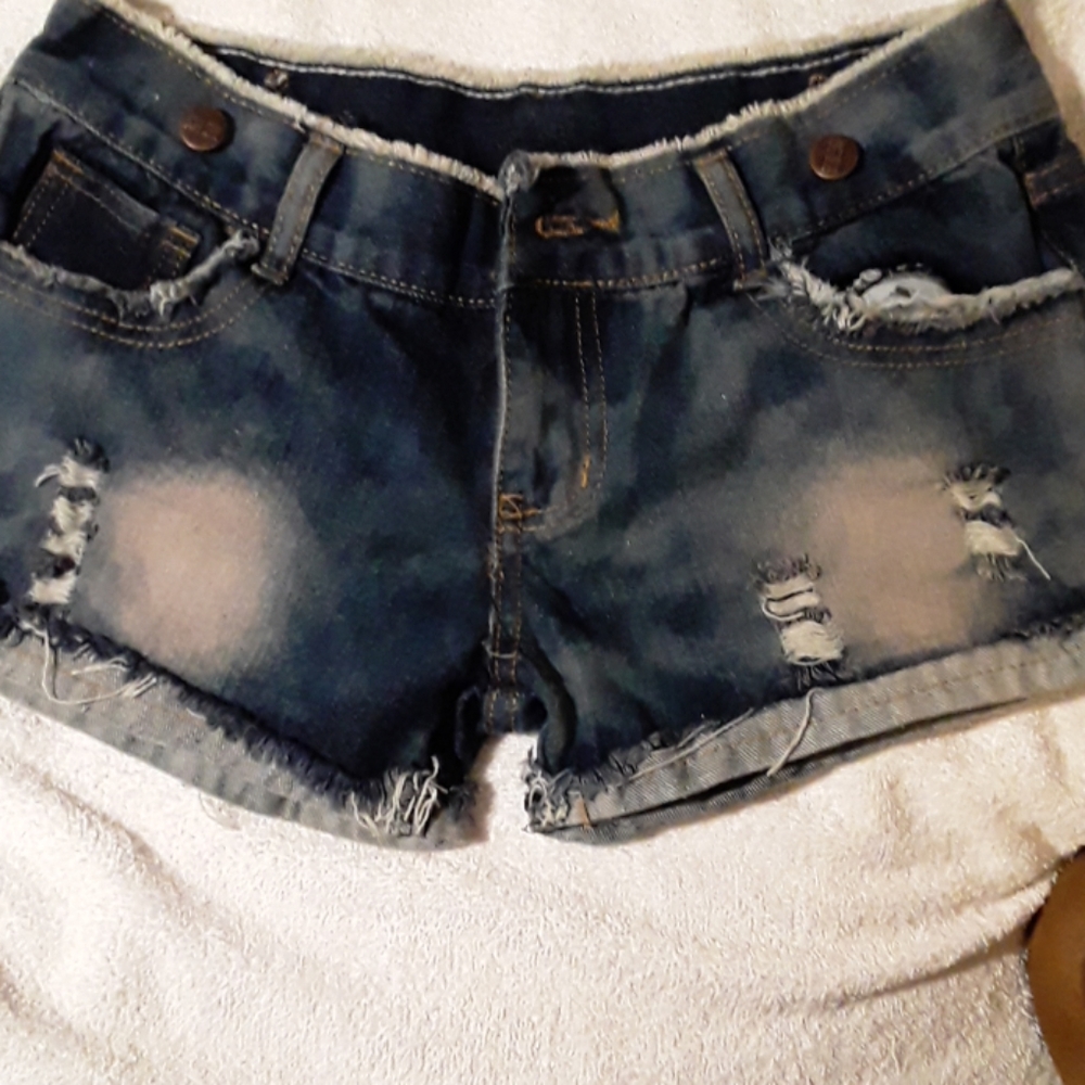 Distressed shorts, shorty!
